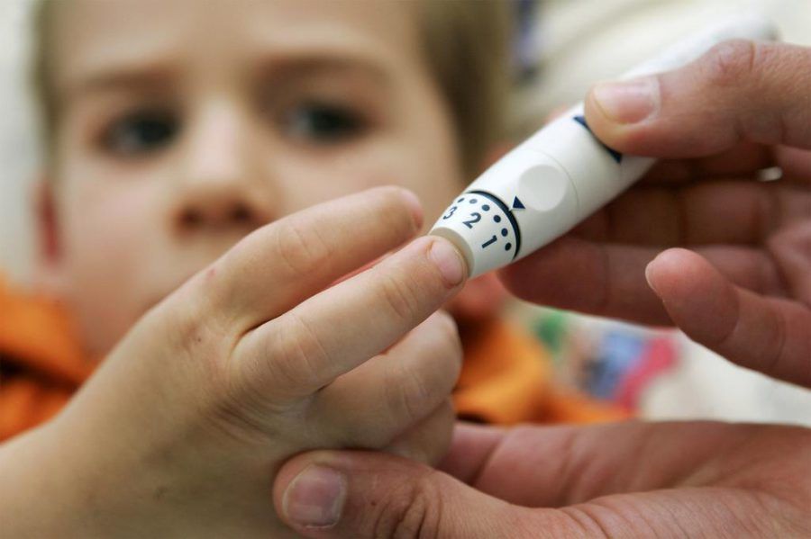niño-con-diabetes-es-medido-con-aparato
